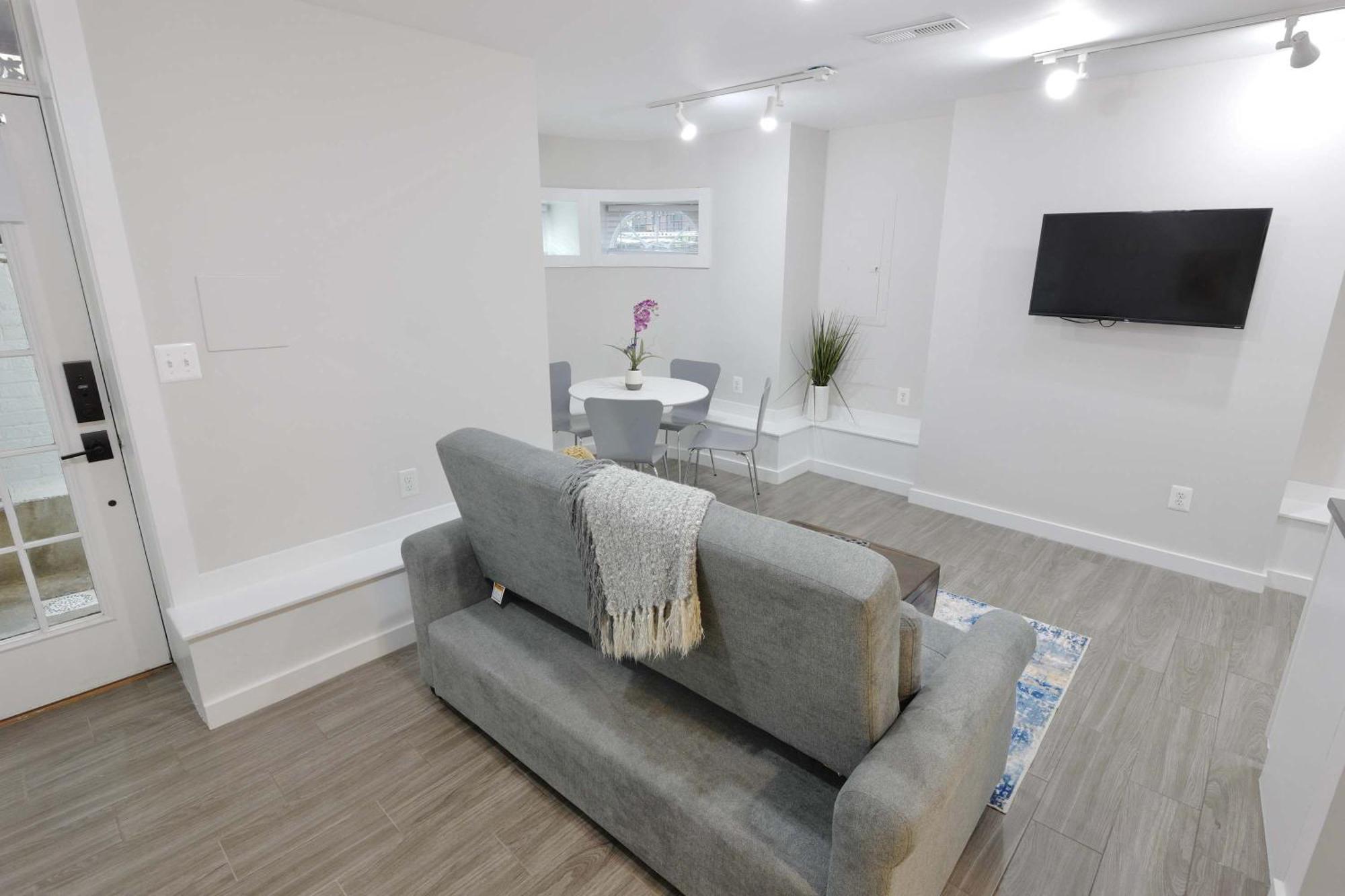 White Brick Retreat - Shaw Apartment